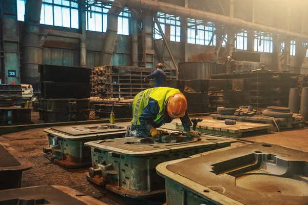 Pekerja tak dikenal dengan cetakan untuk logam cor di pabrik metalurgi pengecoran. Industri berat — Stok Foto