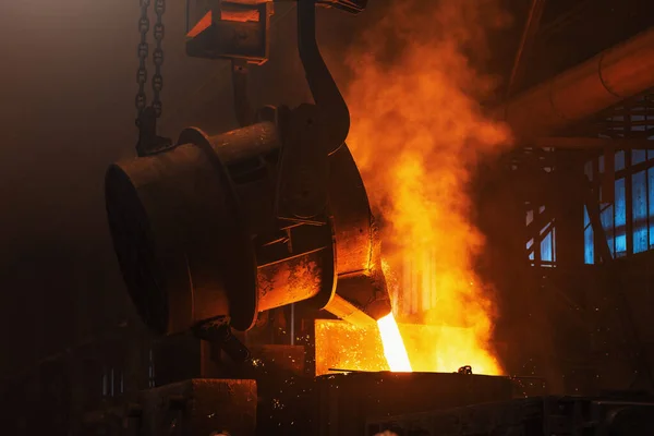 Gesmolten metaal gieten. IJzer gieten met rook en vonken. Metallurgische fabriek. Staalproductie. Hoogoven voor gieterij — Stockfoto