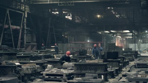 Planta metalúrgica taller interior con mudas metálicas y trabajadores. industria pesada, fabricación de metales o hierro — Vídeo de stock