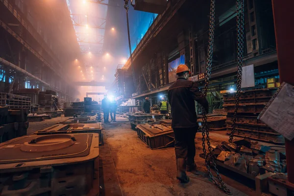 Metallurgische Anlage. Industrielle Stahlproduktion. Innenraum einer metallurgischen Werkstatt mit Arbeitern. Stahlwerk. Gießerei in der Schwerindustrie — Stockfoto