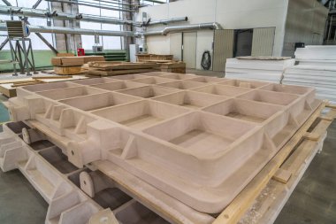 Ahşap bölme kalıpları ahşap atölyesinde demirden sonraki üretim için yapılmıştır.