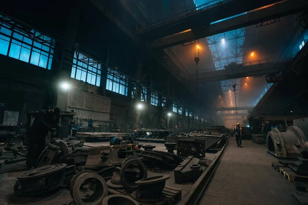 Fundición interior del taller. Planta metalúrgica típica. Fondo de la industria pesada — Foto de Stock