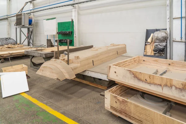 Moules à billettes en bois fabriqués dans un atelier de menuiserie pour une production ultérieure à partir de fer — Photo