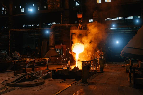 炉内に液体溶融金属を注ぎます。鋳造工場でのスチール鋳造プロセス。重工業の冶金製造 — ストック写真