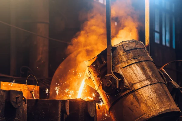 Vloeibaar metaal gieten in schimmel van lepel in gieterij metallurgische fabriek, zware industrie — Stockfoto