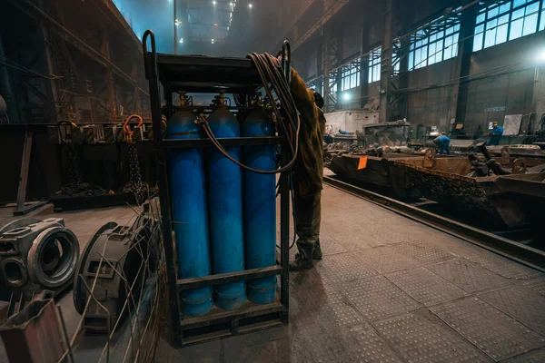 Balon dengan gas atau oksigen di bengkel pabrik industri berat. Metalurgi manufaktur — Stok Foto