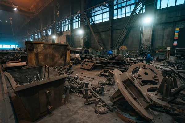 Hutní výroba, výroba oceli a zpracování výrobků ze železa. Výrobní prostory a dílna ve slévárenském hutnickém průmyslu — Stock fotografie