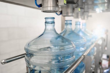 Üretim süreci arıtılmış içme suyu ve plastik şişelerde ambalajlama içecek fabrikası, gıda endüstrisi, taşıyıcı bant
