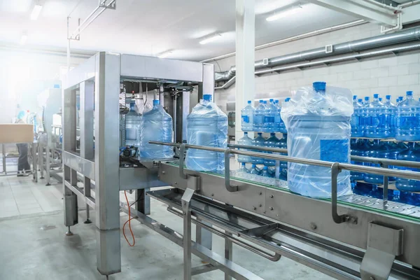 Procédé de fabrication d'eau potable purifiée et emballage dans des bouteilles en plastique dans l'usine de boissons, l'industrie alimentaire, la bande transporteuse — Photo