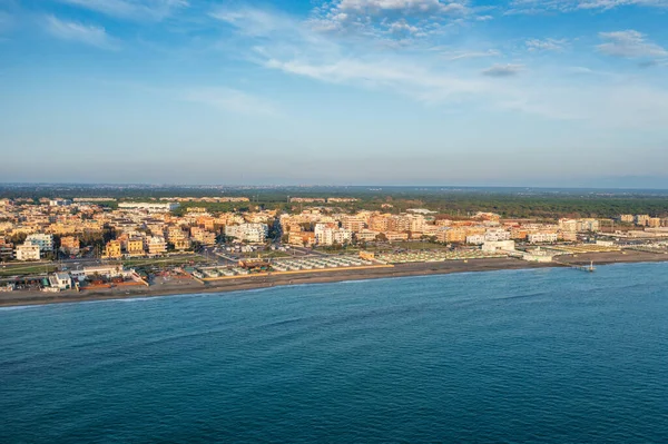 Küste von Ostia Luftaufnahme, Rom, Italien. Badeort am Mittelmeer — Stockfoto