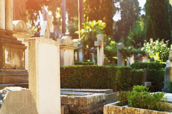 Prachtige Europese begraafplaats op zonnige dag met grafsteen op de voorgrond zonder inscriptie als kopieerruimte voor tekst — Stockfoto