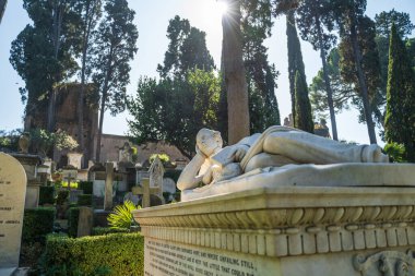 Roma, İtalya - Ekim 2019: Roma, İtalya 'daki yabancılar için Katolik olmayan mezarlık. Şehirdeki en güzel ve az bilinen yerlerden biri.