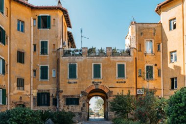 İtalya 'daki tipik sarı-turuncu Roma evinin avlusu