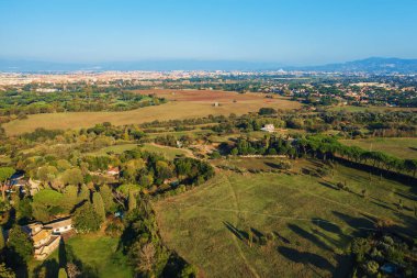 Antik Via Appia Antica 'nın yeşil ağaçları, çayırlar, Roma, İtalya' daki evler ve yollar üzerindeki hava manzarası