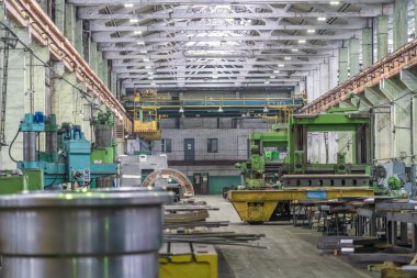 Metal fabrikası, makineleri ve metal üretimi için tornaları olan, endüstriyel iç mekan.