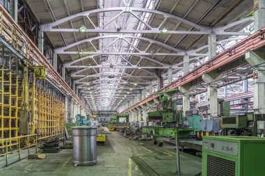 Metal fabrikası, makineleri ve metal üretimi için tornaları olan, endüstriyel iç mekan.