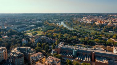Avrupa şehir manzarası yukarıdan. Roma evleri ve binaları gökyüzü manzaralı