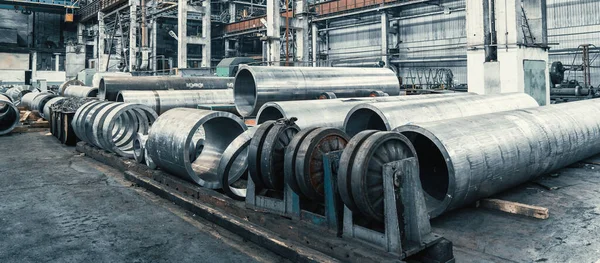 Pipa logam bundar besar di bengkel pabrik. Produksi pipa atau tabung baja untuk industri berat — Stok Foto