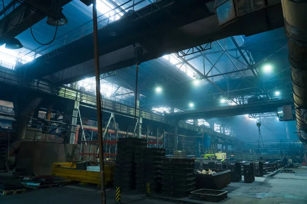 Schwerindustrie industrielle Werkstatt oder Lager in metallurgischen Fabrik in Blautönen — Stockfoto