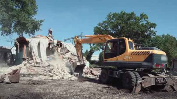 Demolition of building. Excavator breaks old house. Freeing up space for construction of new building — Stock Video