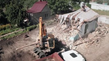 Yeni İnşaat için Ev Binası yıkılıyor. Kazı Kovası Çöp Kutusunu Kamyona Yükle, Hava Görünümü