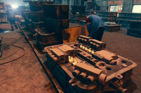 Moldes para fundição em uma planta metalúrgica close-up. Oficina de fundição dentro com equipamento industrial — Fotografia de Stock