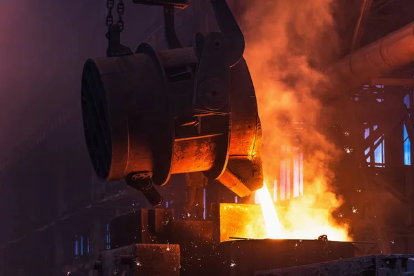 熔融的金属被从勺子中喷出火花注入模中.铸造中的多吨级铸铁零件的冶炼。冶炼厂或钢厂 — 图库照片