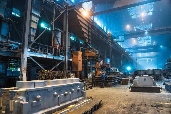 Interieur van een staalfabriek. Werknemers in de werkplaats van de metallurgische fabriek. Gieterij en zware industrie gebouw binnen achtergrond — Stockfoto