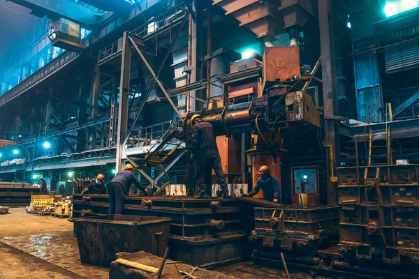 Interior de la fábrica de acero. Trabajadores en taller de planta metalúrgica. Fundición y construcción de la industria pesada dentro de fondo — Foto de Stock