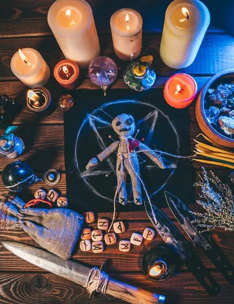 Lalka voodoo na drewnianym stole ze świecami i okultystycznymi przedmiotami, widok z góry. Magia i ciemne straszne tło rytualne, pionowy obraz plakatu — Zdjęcie stockowe