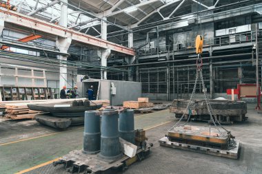 Ahşap yığını ve ekipman makineleri olan bir marangoz fabrikası. Profesyonel endüstriyel marangozluk