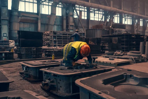 Pekerja dengan cetakan untuk logam cor dalam pengecoran tanaman metalurgi. Industri berat — Stok Foto
