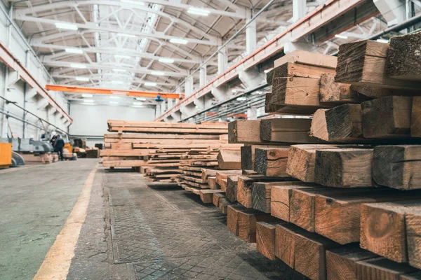Houtwerk fabriek met stapels hout en apparatuur machines. Professionele industriële timmerwerk productie — Stockfoto