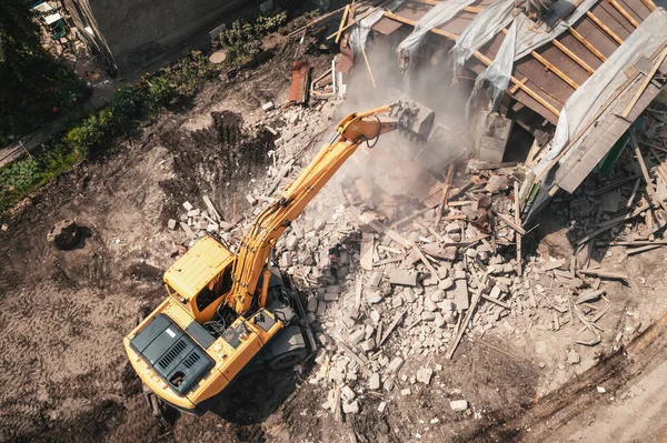 Pembongkaran bangunan rumah tua untuk konstruksi baru oleh ember ekskavator, pandangan udara. Pengembangan kota — Stok Foto