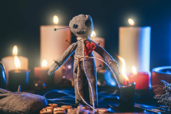 Koncepcja magii voodoo. Czarodziejstwo z lalką voodoo. Zbliżenie szmacianej marionetki zduszonej igłami — Zdjęcie stockowe