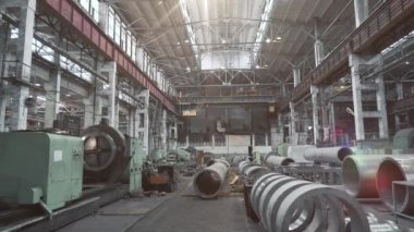 Metal atölyesi, metal ürünleri öğütmek için kullanılan makineler. Metalurji fabrikasındaki torna makineleri