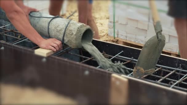 Öntés kész kevert beton zsaluzat erősítéssel. Nedves cement ömlik a polgári épület alapítvány, közelről — Stock videók