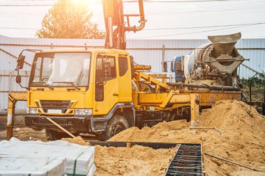 İnşaat alanına temel atmak için çimento besleme makinesi. Ev yapımı ve geliştirilmesi