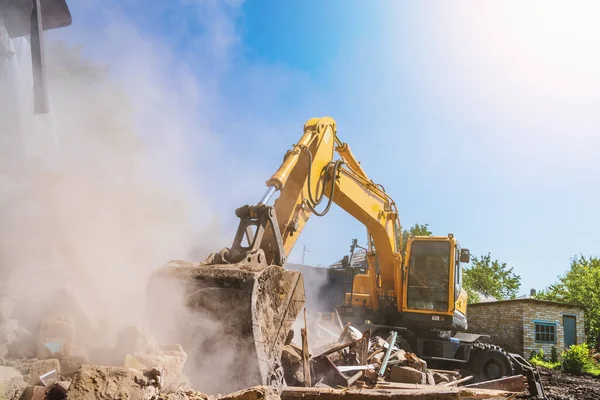 Excavator merusak rumah tua, banyak debu di udara. Membongkar gedung dan dekonstruksi, menyalin ruang — Stok Foto