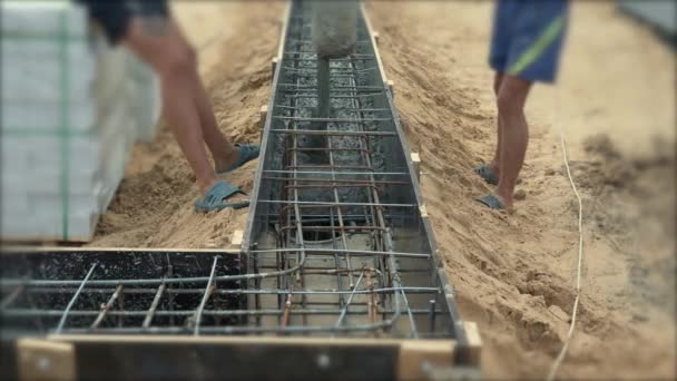 Menuang semen atau beton dengan pompa otomatis, lokasi konstruksi dengan fondasi penggiling yang diperkuat, memulai pembangunan gedung baru — Stok Video