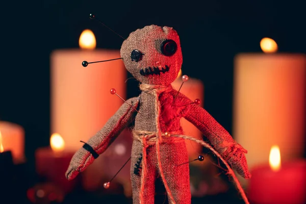 Koncepcja magii voodoo. Czarodziejstwo z szmacianą lalką. Zbliżenie marionetki zduszonej igłami — Zdjęcie stockowe