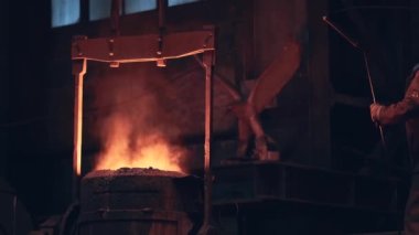 Dökümhaneye dökmeden önce sıcak erimiş metal tüten keten bir kap. Ağır sanayi