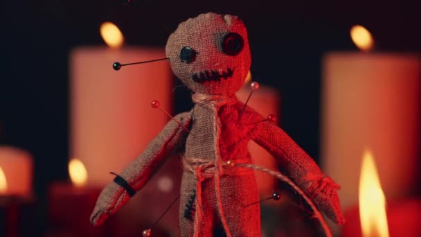 Voodoo Magic Konzept. Hexerei mit Stoffpuppe. Nahaufnahme einer Puppe, die mit Nadeln erstickt wird — Stockvideo