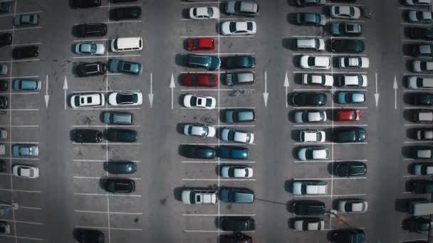 Einkaufszentrum-Parkplatz mit vielen Autos, Luftaufnahme von oben aus der Drohne — Stockvideo
