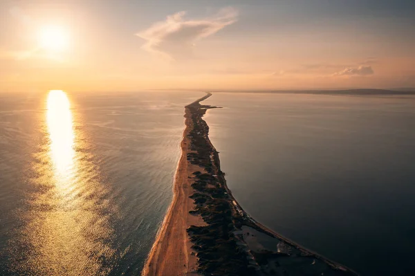 Ludah panjang dengan pantai berpasir antara laut dan liman saat matahari terbenam, pandangan udara dari drone. Blagoveshchenskaya, wilayah Anapa, Rusia — Stok Foto