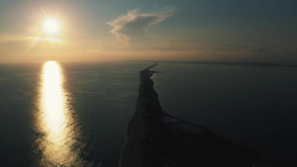 Lange speeksel met zandstrand tussen zee en liman bij zonsondergang, vanuit de lucht uitzicht vanaf de drone. Blagovesjchenskaja, regio Anapa, Rusland — Stockvideo