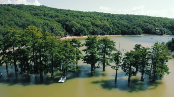 Cypress Lake Sukko luchtfoto met groene bomen in meer water in Anapa gebergte, Rusland — Stockvideo