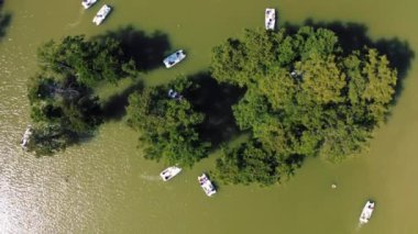 Rusya 'nın Anapa dağlarındaki göl suyunda duran yeşil ağaçlarla Cypress Gölü Sukko hava manzarası