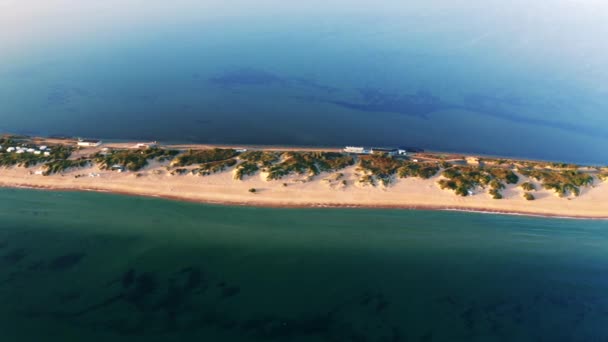 Longue flèche avec belle plage de sable entre mer et liman, vue aérienne depuis drone — Video