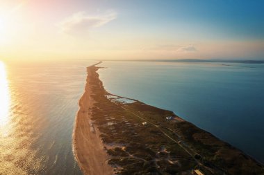 Deniz ve Liman arasında kumlu güzel bir sahil olan uzun bir tükürük, İHA 'nın hava manzarası.